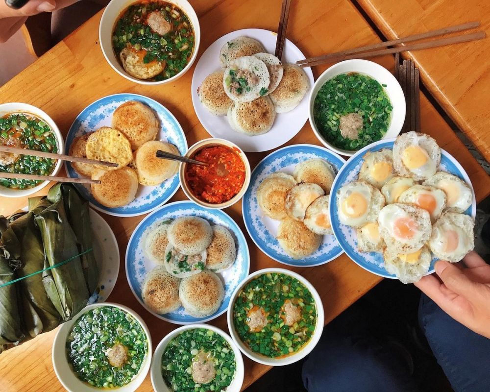 Bánh căn được nhiều thực khách yêu thích bởi lớp vỏ ngoài giòn rụm cùng nước chấm đậm đà khó cưỡng